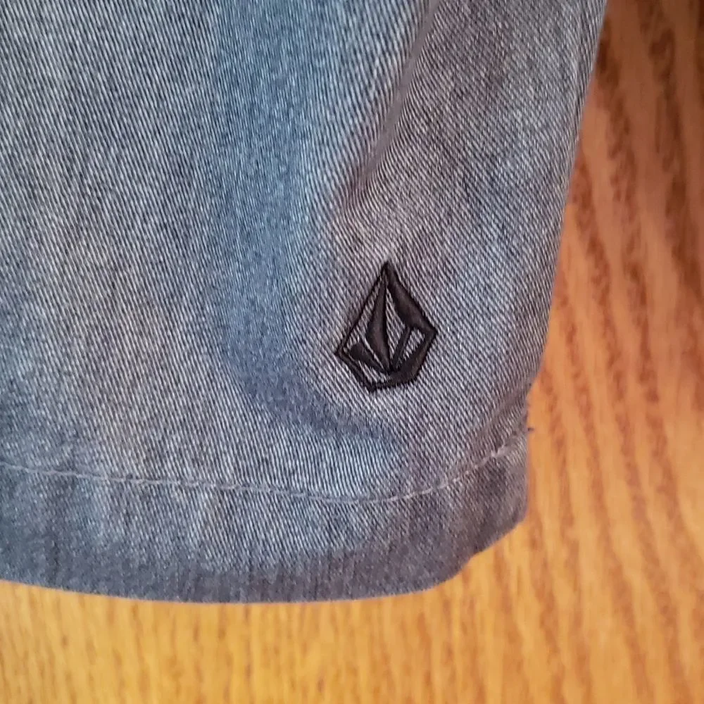 EUC Volcom Gray Men's Chino Shorts Sz 33